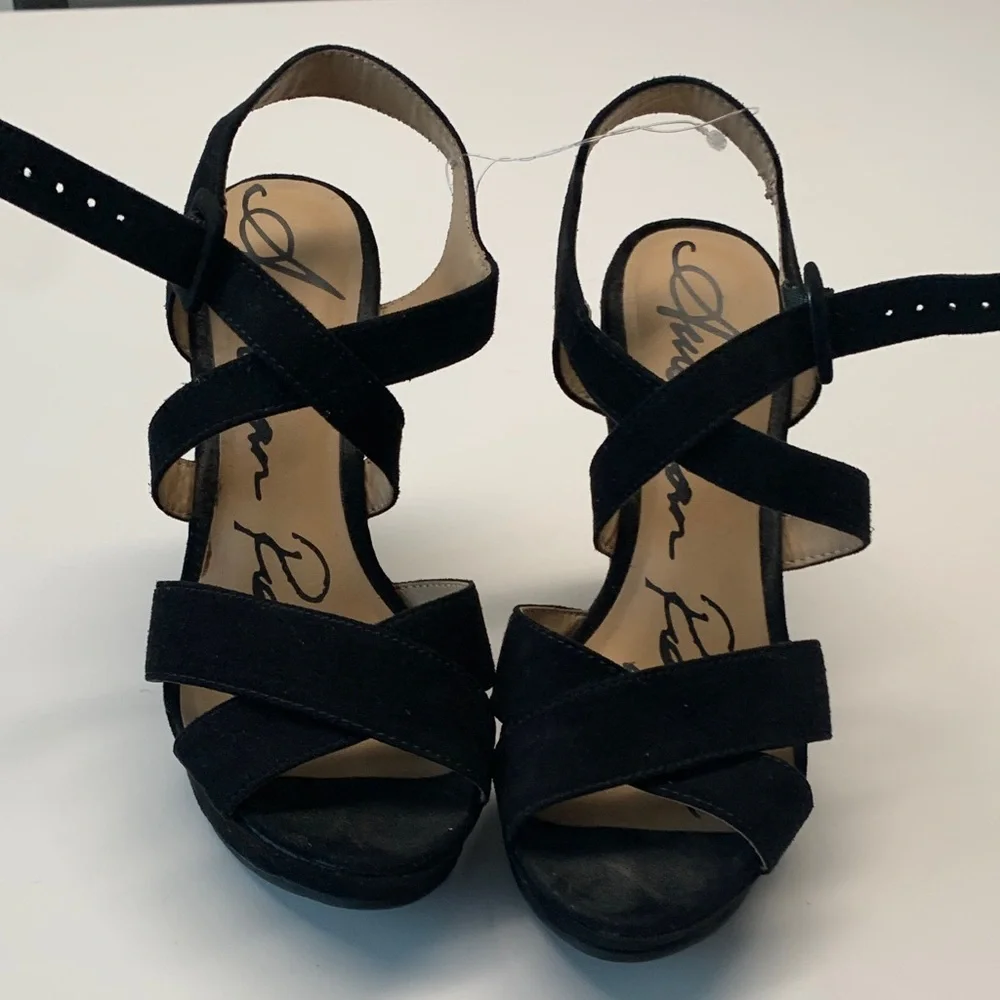 VGUC American Rag Black Platform Sandals. Size 6 Suede Black